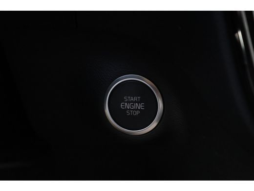 Volvo  XC40 1.5 T4 Plug-in hybrid Core Bright Facelift! | Camera | Crystal White | Trekhaak ActivLease financial lease