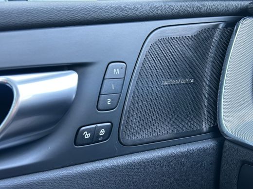 Volvo  XC60 2.0 T6 Plug-in hybrid AWD Ultimate Dark | HU-Display | Harman/Kardon | Camera | Panoramadak | ActivLease financial lease