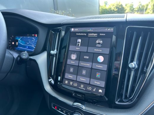 Volvo  XC60 2.0 T6 Plug-in hybrid AWD Ultimate Dark | HU-Display | Harman/Kardon | Camera | Panoramadak | ActivLease financial lease