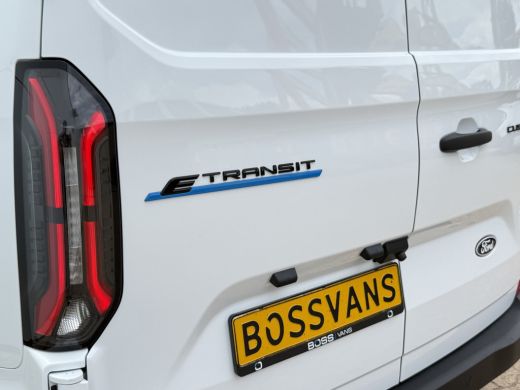 Ford E-Transit Custom 71kWh 140PK Elektrisch 344km WLTP 2300kg Trekvermogen BEV Snelladen Stoel + Stuur verwarming LED ... ActivLease financial lease