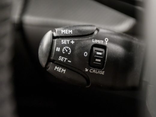 Peugeot 2008 1.2 PureTech Allure Sport 131Pk Automaat (APPLE CARPLAY, GROOT NAVI, LEDER, GETINT GLAS, SPORTSTO... ActivLease financial lease
