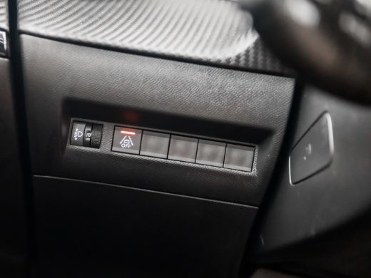 Peugeot 2008 1.2 PureTech Allure Sport 131Pk Automaat (APPLE CARPLAY, GROOT NAVI, LEDER, GETINT GLAS, SPORTSTO... ActivLease financial lease