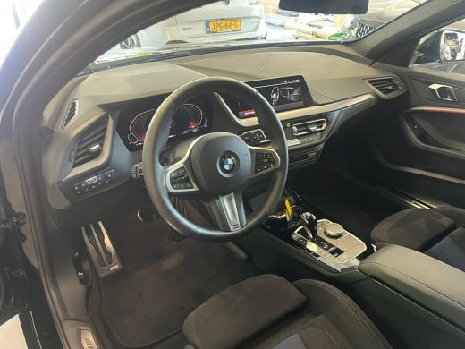 BMW 1 Serie 118i M-Pakket | 19 Inch velgen | Sportstoelen | Cruise | Parkeersensoren | | Cruise control | Key... ActivLease financial lease