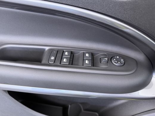 Fiat 600e Sport | 10,25" touchscreen radio met Bluetooth, DAB & USB | Automatische airconditioning | Cruise... ActivLease financial lease