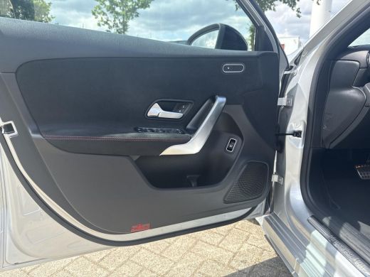 Mercedes-Benz A-Klasse 200 Business Solution AMG Night Upgrade | MBUX Groot | Camera | Cruise | ActivLease financial lease