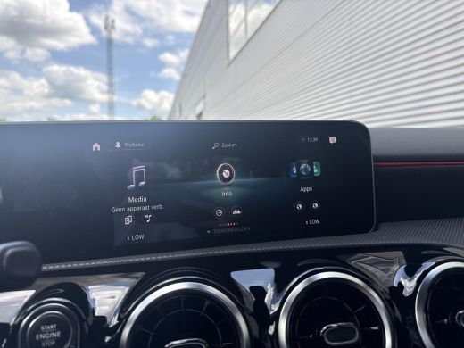 Mercedes-Benz A-Klasse 200 Business Solution AMG Night Upgrade | MBUX Groot | Camera | Cruise | ActivLease financial lease