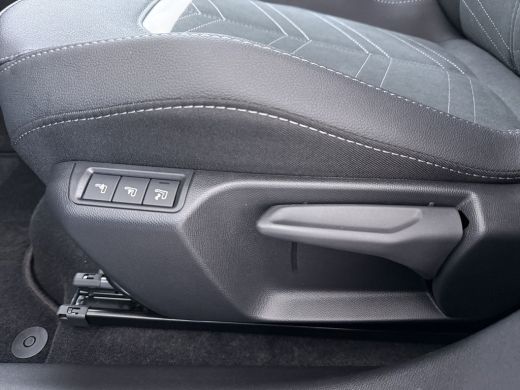 Opel Corsa Ultimate | Dode hoek waarschuwing | Draadloze telefoonlader | Elektronische klimaatregeling (ECC) ActivLease financial lease