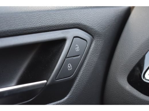 Volkswagen T-Roc 1.0 110PK TSI R-Line | ACC | Digital Cockpit Pro | Extra getint glas achter | App Connect | Dode-... ActivLease financial lease