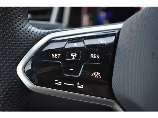Volkswagen T-Roc 1.0 110PK TSI R-Line | ACC | Digital Cockpit Pro | Extra getint glas achter | App Connect | Dode-... ActivLease financial lease