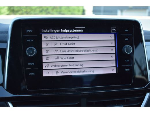Volkswagen T-Roc 1.0 110PK TSI R-Line | ACC | Digital Cockpit Pro | Extra getint glas achter | App Connect | Dode-... ActivLease financial lease