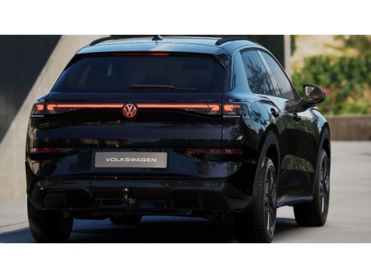 Volkswagen T-Roc R-Line Edition | 'App-Connect' draadloze smartphone integratie | 30,5 cm display met 2D en 3D wee... ActivLease financial lease