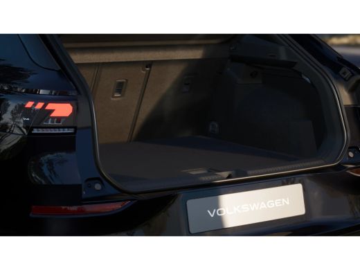 Volkswagen T-Roc R-Line Edition | 'App-Connect' draadloze smartphone integratie | 30,5 cm display met 2D en 3D wee... ActivLease financial lease