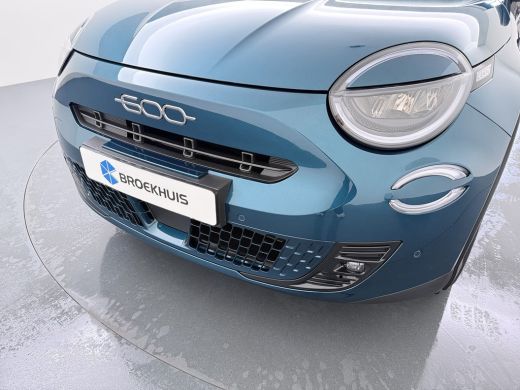 Fiat 600e La Prima | 10,25" touchscreen radio met Bluetooth, DAB & USB | Automatische airconditioning | Ext... ActivLease financial lease