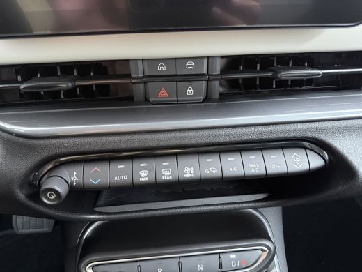 Fiat 600e La Prima | 10,25" touchscreen radio met Bluetooth, DAB & USB | Automatische airconditioning | Ext... ActivLease financial lease