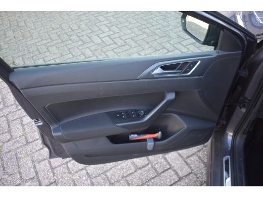 Volkswagen Polo 1.0 TSI 95PK DSG-7 R-Line | PANORAMADAK | TREKHAAK | 17 INCH | CAMERA | MATRIX LED | APP CONNECT ... ActivLease financial lease