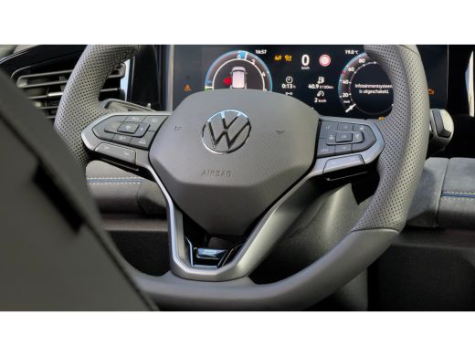 Volkswagen Tiguan R-Line Edition - eHybrid | 'App-Connect' draadloze smartphone integratie | Automatische afstandsr... ActivLease financial lease