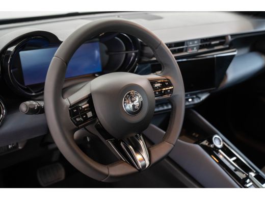 Alfa Romeo Junior Elettrica 54 kWh | Apple Carplay & Android Auto | Parkeesensoren | Keyless | Climate Controle | A... ActivLease financial lease