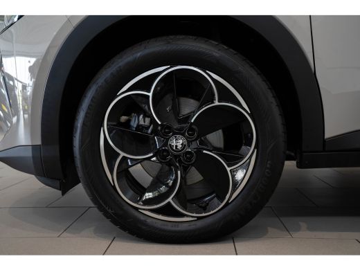 Alfa Romeo Junior Elettrica 54 kWh | Apple Carplay & Android Auto | Parkeesensoren | Keyless | Climate Controle | A... ActivLease financial lease