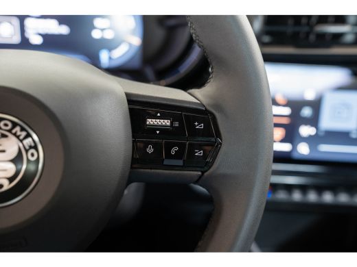 Alfa Romeo Junior Elettrica 54 kWh | Apple Carplay & Android Auto | Parkeesensoren | Keyless | Climate Controle | A... ActivLease financial lease