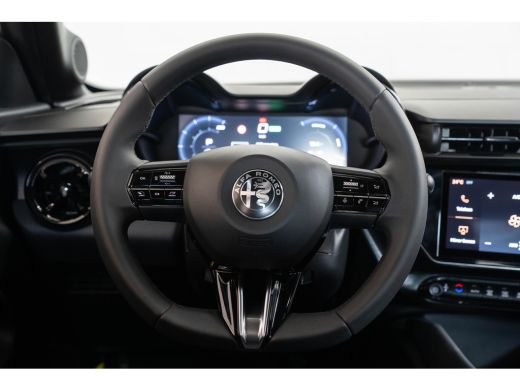 Alfa Romeo Junior Elettrica 54 kWh | Apple Carplay & Android Auto | Parkeesensoren | Keyless | Climate Controle | A... ActivLease financial lease