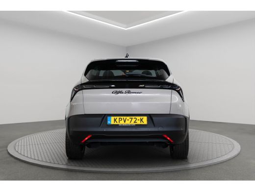 Alfa Romeo Junior Elettrica 54 kWh | Apple Carplay & Android Auto | Parkeesensoren | Keyless | Climate Controle | A... ActivLease financial lease