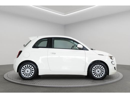 Fiat 500e 42 kWh | Camera | Navigatie | Apple Carplay & Android Auto | Parkeersensoren | Climate Controle |... ActivLease financial lease