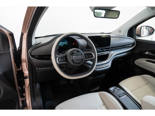Fiat 500 La Prima 42 kWh | SOH 93,5% | Panoramadak | Camera | Stoelverwarming | Navigatie | Keyless | 17 I... ActivLease financial lease