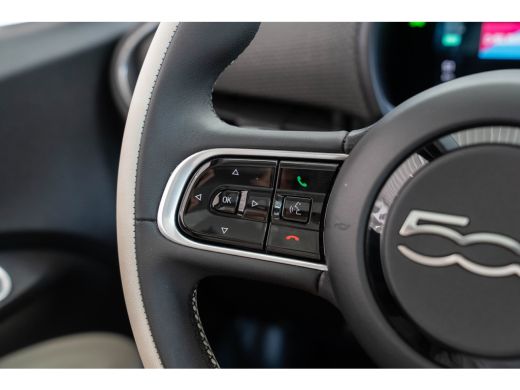 Fiat 500 La Prima 42 kWh | SOH 93,5% | Panoramadak | Camera | Stoelverwarming | Navigatie | Keyless | 17 I... ActivLease financial lease
