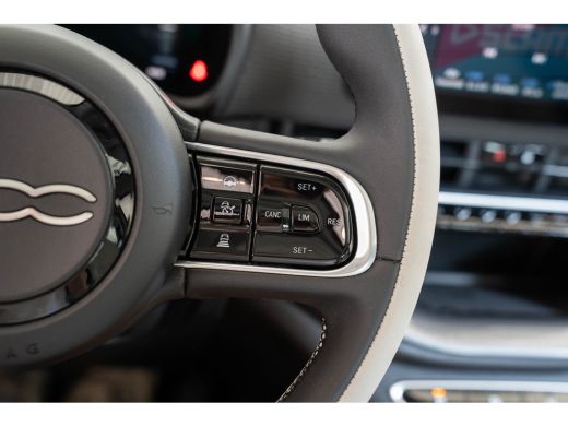 Fiat 500 La Prima 42 kWh | SOH 93,5% | Panoramadak | Camera | Stoelverwarming | Navigatie | Keyless | 17 I... ActivLease financial lease