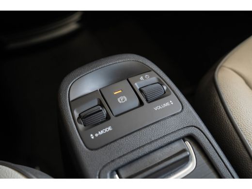 Fiat 500 La Prima 42 kWh | SOH 93,5% | Panoramadak | Camera | Stoelverwarming | Navigatie | Keyless | 17 I... ActivLease financial lease