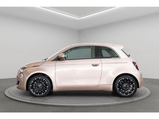 Fiat 500 La Prima 42 kWh | SOH 93,5% | Panoramadak | Camera | Stoelverwarming | Navigatie | Keyless | 17 I... ActivLease financial lease