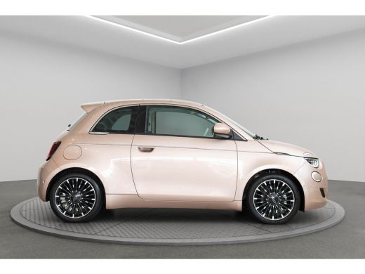 Fiat 500 La Prima 42 kWh | SOH 93,5% | Panoramadak | Camera | Stoelverwarming | Navigatie | Keyless | 17 I... ActivLease financial lease