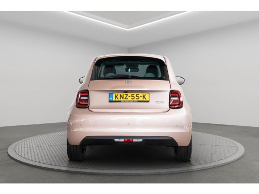 Fiat 500 La Prima 42 kWh | SOH 93,5% | Panoramadak | Camera | Stoelverwarming | Navigatie | Keyless | 17 I... ActivLease financial lease