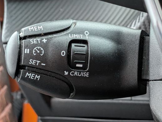 Peugeot e-2008 EV Active Pack 50 kWh | NL-AUTO! | 1E EIGENAAR! | CRUISE | CLIMA | LANE ASSIST | PARK SENS | LED ... ActivLease financial lease