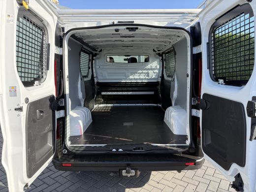 Renault Trafic 2.0 dCi 120 PK / L1H1 / 1e EIG. / 2x SCHUIFDEUR / IMPERIAAL / TREKHAAK / LED / CRUISE / 3-ZITS ActivLease financial lease