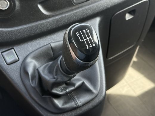 Renault Trafic 2.0 dCi 120 PK / L2H1 / 1e EIG. / TREKHAAK / IMPERIAAL / 3-ZITS / AIRCO / CRUISE / NAVI / LED ActivLease financial lease