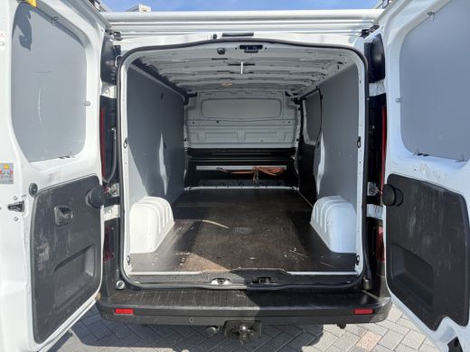 Renault Trafic 2.0 dCi 120 PK / L2H1 / 1e EIG. / TREKHAAK / IMPERIAAL / 3-ZITS / AIRCO / CRUISE / NAVI / LED ActivLease financial lease