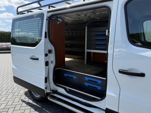Renault Trafic 2.0 dCi 145 PK / L1H1 / AUTOMAAT / 2x SCHUIFDEUR / INRICHTING / TREKHAAK / IMPERIAAL / 3-ZITS ActivLease financial lease
