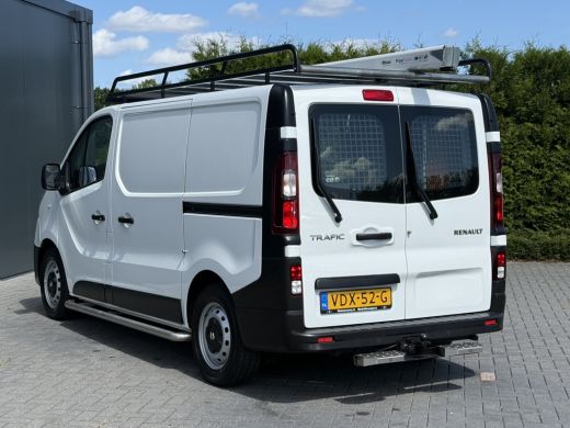 Renault Trafic 2.0 dCi 145 PK / L1H1 / AUTOMAAT / 2x SCHUIFDEUR / INRICHTING / TREKHAAK / IMPERIAAL / 3-ZITS ActivLease financial lease