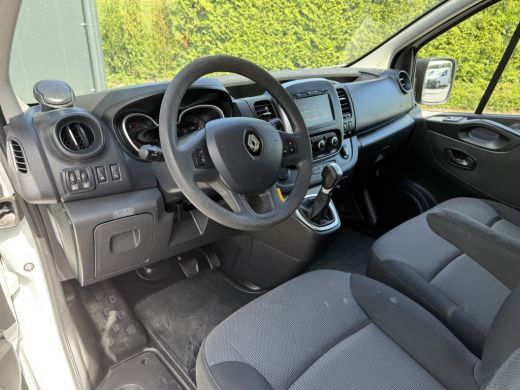 Renault Trafic 2.0 dCi 145 PK / L1H1 / AUTOMAAT / 2x SCHUIFDEUR / INRICHTING / TREKHAAK / IMPERIAAL / 3-ZITS ActivLease financial lease
