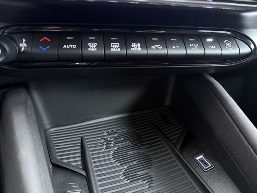Alfa Romeo Junior Elettrica Speciale | "Spiga" Stoffen/ecoleder bekleding met rode accenten - 6-voudig verstelbare ... ActivLease financial lease