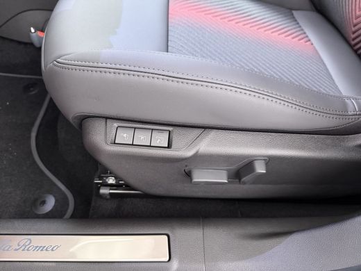 Alfa Romeo Junior Ibrida Ti | 10,25" digitaal instrumentarium | 18" lichtmetalen velgen - Fori | Automatisch grootl... ActivLease financial lease