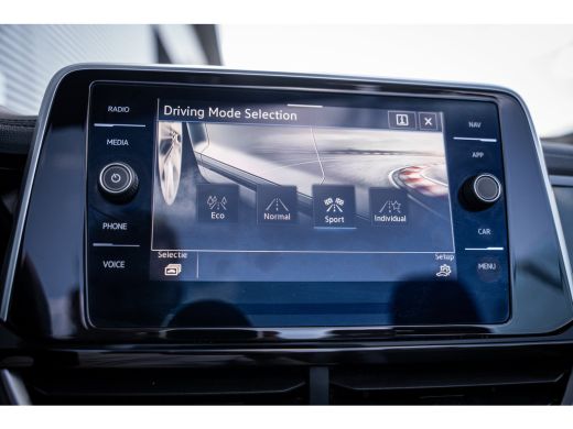 Volkswagen T-Roc 1.5 TSI R-Line | Achteruitrijcamera | Airco (automatisch) | Matrix LED koplampen ActivLease financial lease
