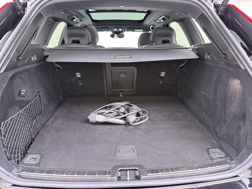 Volvo  XC60 2.0 T6 Plug-in hybrid AWD Plus Dark VAN:47.900,- VOOR:45.877,- UW HERFSTVOORDEEL:2.023,- ActivLease financial lease