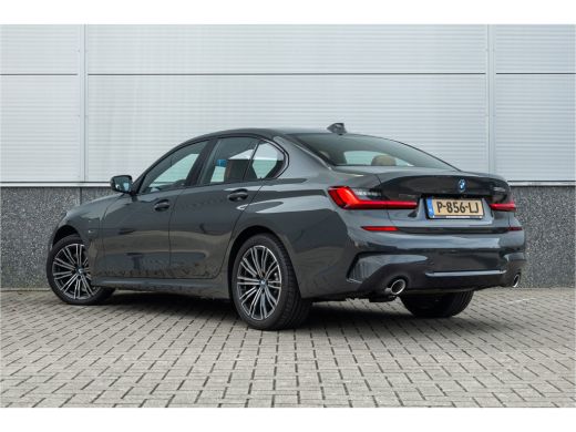 BMW 3 Serie 320e M-Sport Dravitgrau / Schaal stoel / HiFi / Camera / ActivLease financial lease