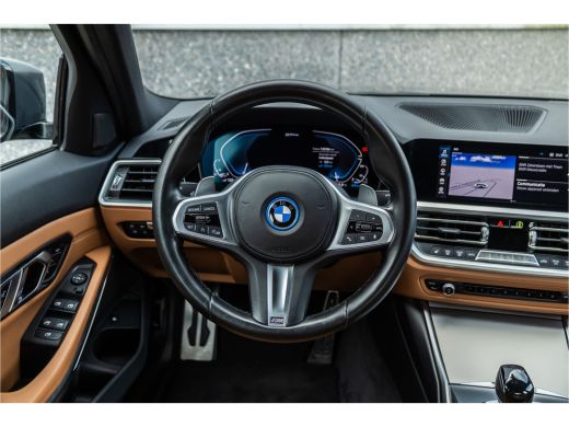 BMW 3 Serie 320e M-Sport Dravitgrau / Schaal stoel / HiFi / Camera / ActivLease financial lease