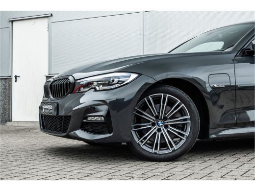 BMW 3 Serie 320e M-Sport Dravitgrau / Schaal stoel / HiFi / Camera / ActivLease financial lease