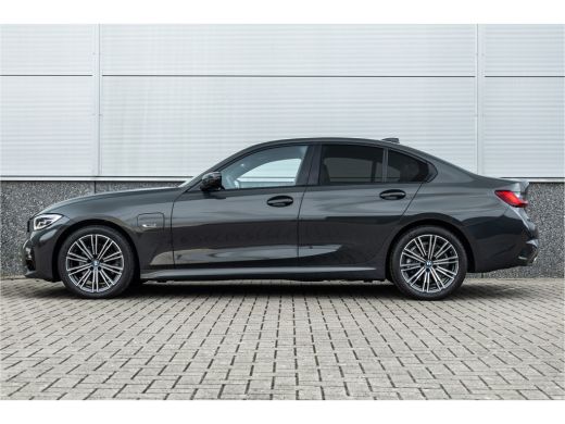 BMW 3 Serie 320e M-Sport Dravitgrau / Schaal stoel / HiFi / Camera / ActivLease financial lease