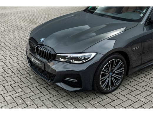 BMW 3 Serie 320e M-Sport Dravitgrau / Schaal stoel / HiFi / Camera / ActivLease financial lease