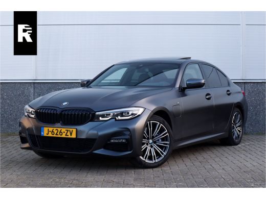 BMW 3 Serie 330e High Ex M-Sport Frozen / Glazen dak / Adaptief onderstel / Electrische stoelen / ActivLease financial lease